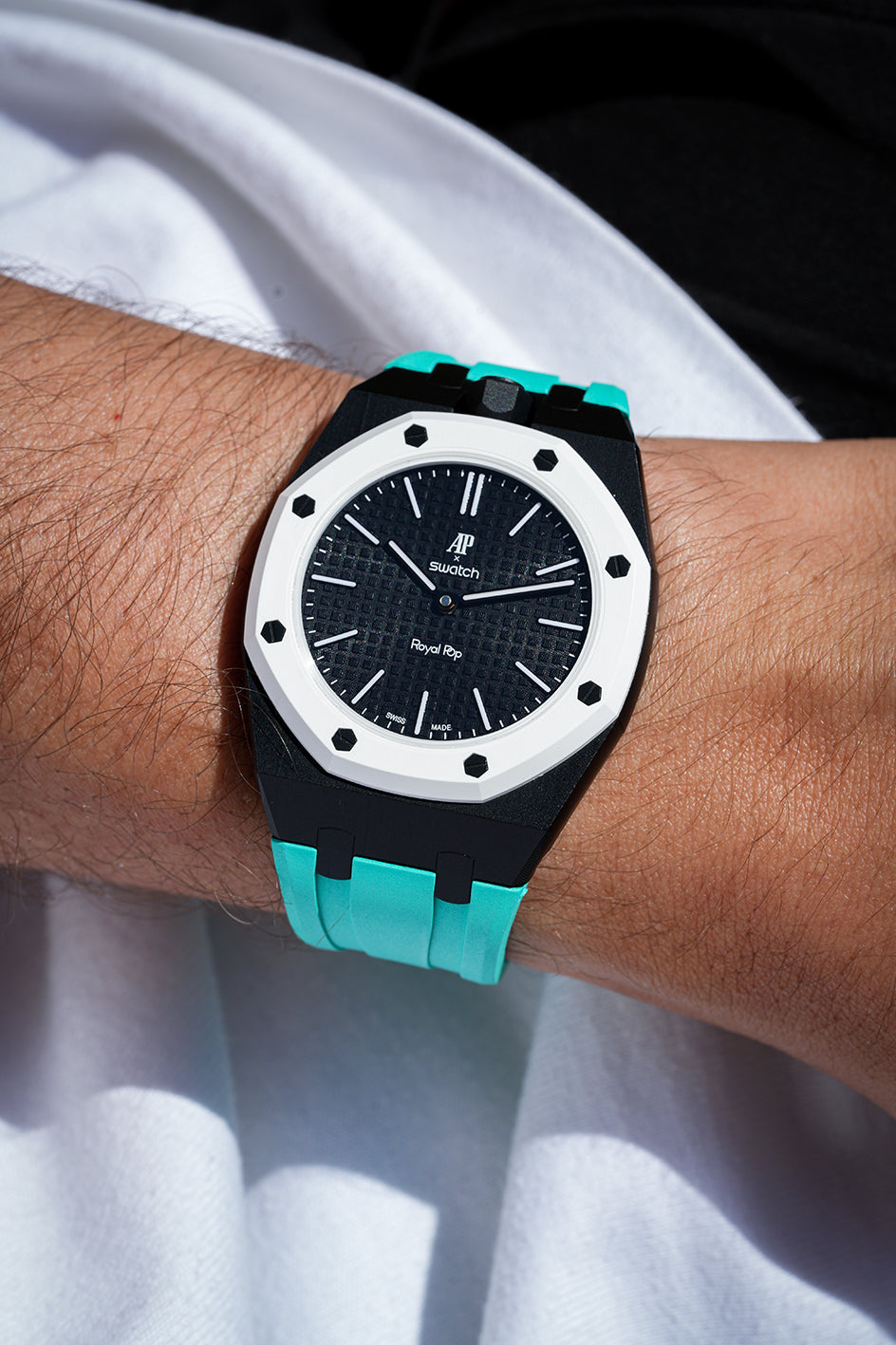 Ocho Negro · black · turquoise / cyan · אבזם כסוף